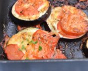 Bagt aubergine med tomat og mozzarella