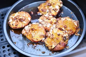 Bagte ferskner i ovn eller airfryer - nem dessert opskrift