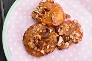 Bagte ferskner i ovn eller airfryer - nem dessert opskrift