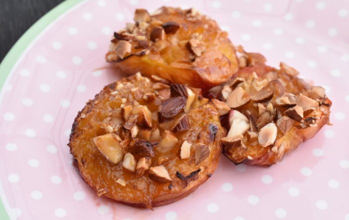 Bagte ferskner i ovn eller airfryer - nem dessert opskrift