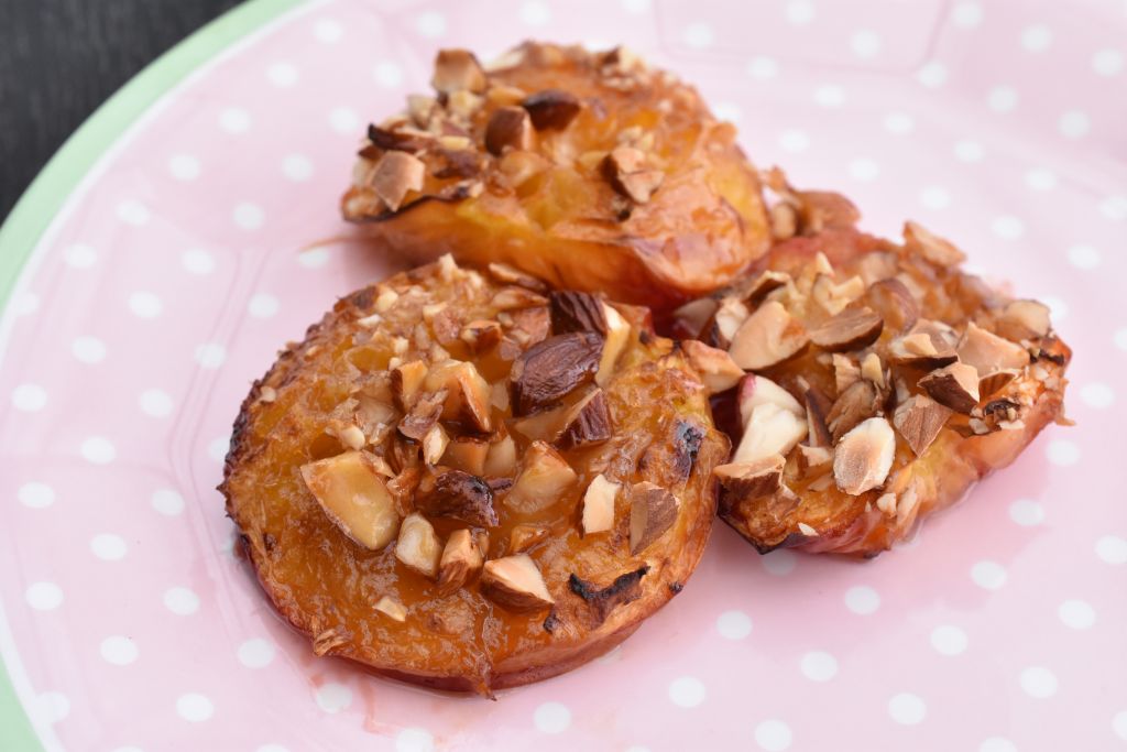 Bagte ferskner i ovn eller airfryer - nem dessert opskrift