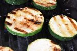 Squashskiverne pensles når der er grillstriber