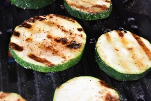 Squashskiverne pensles når der er grillstriber