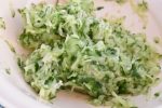 DSC_0054 2 • nogetiovnen.dk Tzatziki kartoffelsalat - cremet kartoffelsalat med agurk - agurk rives