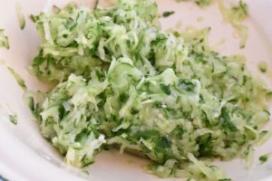 Tzatziki kartoffelsalat - cremet kartoffelsalat med agurk - agurk rives