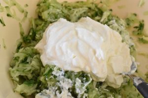 Tzatziki kartoffelsalat - cremet kartoffelsalat med agurk - creme fraiche eller græsk yoghurt vendes i