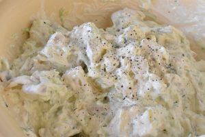 Tzatziki kartoffelsalat - cremet kartoffelsalat med agurk - der krydres godt