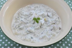 DSC_0066 2 • nogetiovnen.dk Tzatziki kartoffelsalat - cremet kartoffelsalat med agurk