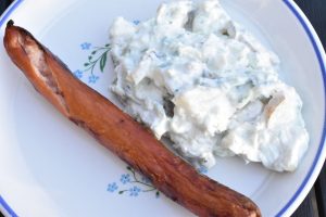 DSC_0070 • nogetiovnen.dk Tzatziki kartoffelsalat - cremet kartoffelsalat med agurk - med grillpølse