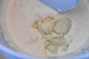 Hvid chokolade blandes med flødesum