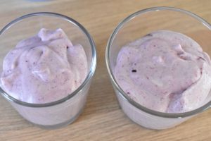 Brombærmousse med hvid chokolade - nem opskrift
