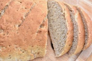 DSC_0303 • nogetiovnen.dk Sigtebrød - opskrift på gammeldags mormor sigtebrød - brødet udskåret i skiver