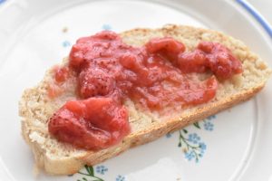 DSC_0307 • nogetiovnen.dk Sigtebrød - opskrift på gammeldags mormor sigtebrød - lun skive med hjemmelavet jordbærsyltetøj