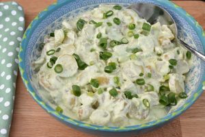 Grøn kartoffelsalat med urtedressing - opskrift