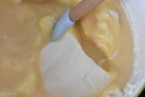Citronis - nem opskrift på is med citron- lemoncurd vendes i iscremen