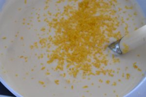 Citronis - nem opskrift på is med citron - revet citronskal tilsættes