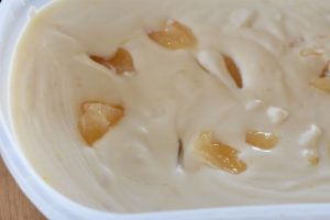 Citronis - nem opskrift på is med citron - lidt lemoncurd lægges på toppen
