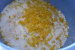 Citronmuffins med marcipan - nem opskrift - citronskallen rives i
