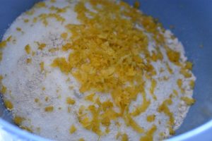 Citronmuffins med marcipan - nem opskrift - citronskallen rives i
