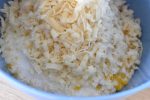 Citronmuffins med marcipan - nem opskrift - marcipan rives i