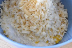 Citronmuffins med marcipan - nem opskrift - marcipan rives i