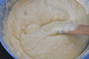 Citronmuffins med marcipan - nem opskrift - rør dejen til den er klumpefri
