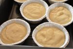 Citronmuffins med marcipan - nem opskrift - dejen hældes i forme
