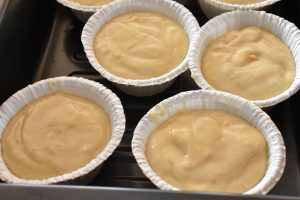 Citronmuffins med marcipan - nem opskrift - dejen hældes i forme
