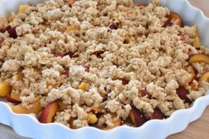 Fersken crumble - nem opskrift på frugttærte med crumble