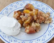 Fersken crumble - nem opskrift på frugttærte med crumble