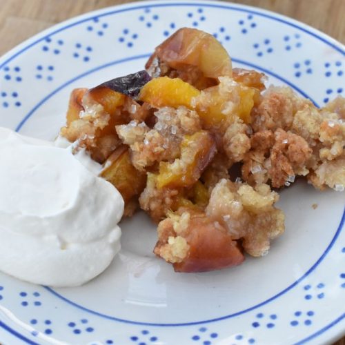 Fersken crumble - nem opskrift på frugttærte med crumble