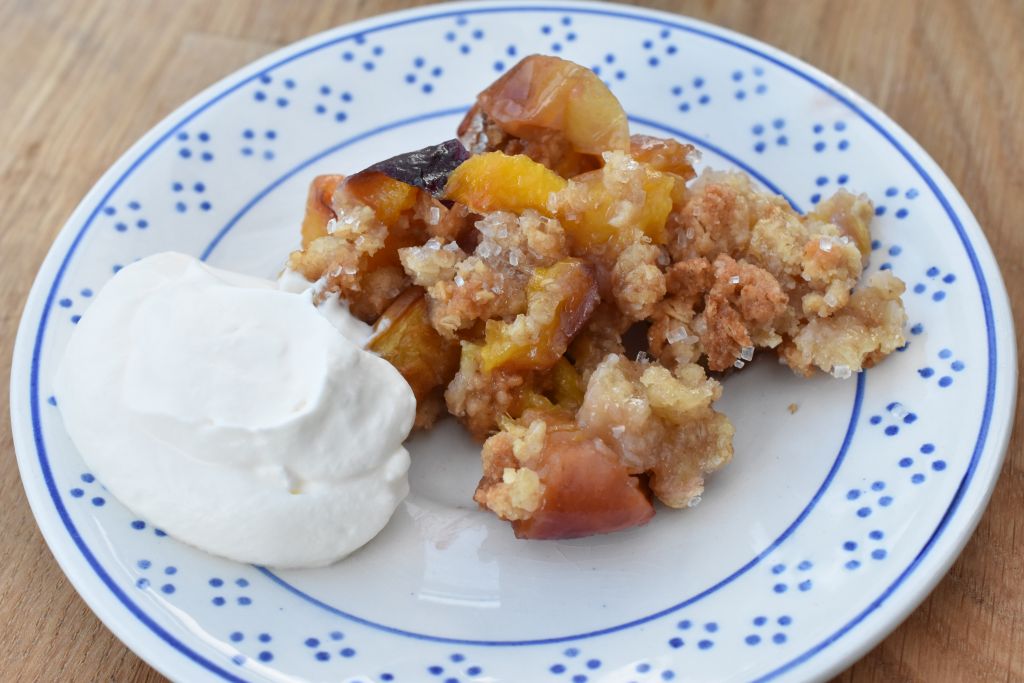Fersken crumble - nem opskrift på frugttærte med crumble