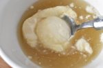 Citronsaften tempereres med lidt flødeskum