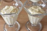 Citronmoussen fordeles i dessertglas
