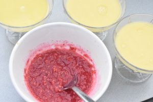 Hindbærcoulis klar til panna cotta