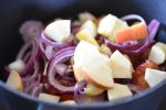 Æbler og rødløg tilsættes chutneyen