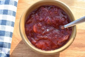 Mirabellechutney med rødløg og brun farin - opskrift