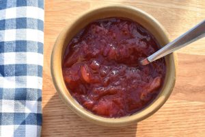 Mirabellechutney med rødløg og brun farin - opskrift