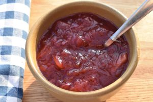 Mirabellechutney med rødløg og brun farin - opskrift