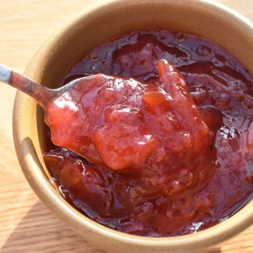Mirabellechutney med rødløg og brun farin - opskrift