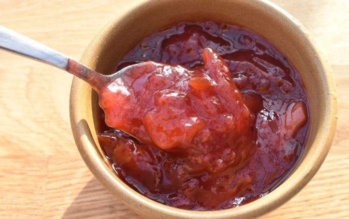 Mirabellechutney med rødløg og brun farin - opskrift