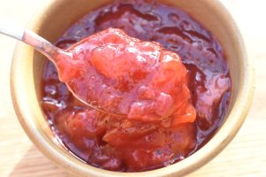 Mirabellechutney med rødløg og brun farin - opskrift
