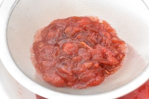 Mirabellernes frugtkød presses igennem en si