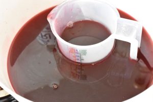 Saften er klar til at blive hældt på flaske