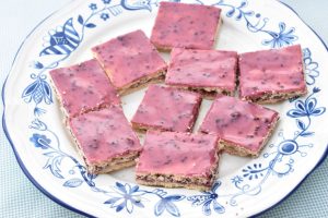 Brombærsnitter med brombærglasur a la hindbærsnitter