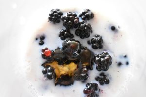 Brombær blendes med mælk, græsk yoghurt og honning