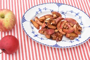 DSC_0738 • nogetiovnen.dk Stegte æbler med kanel, mandler og smør - på fad