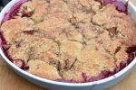 Cobbler med æbler og blommer - nem frugtkage