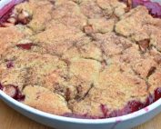 Cobbler med æbler og blommer - nem frugtkage