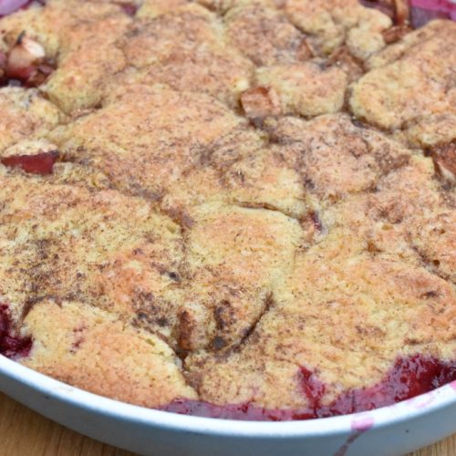 Cobbler med æbler og blommer - nem frugtkage
